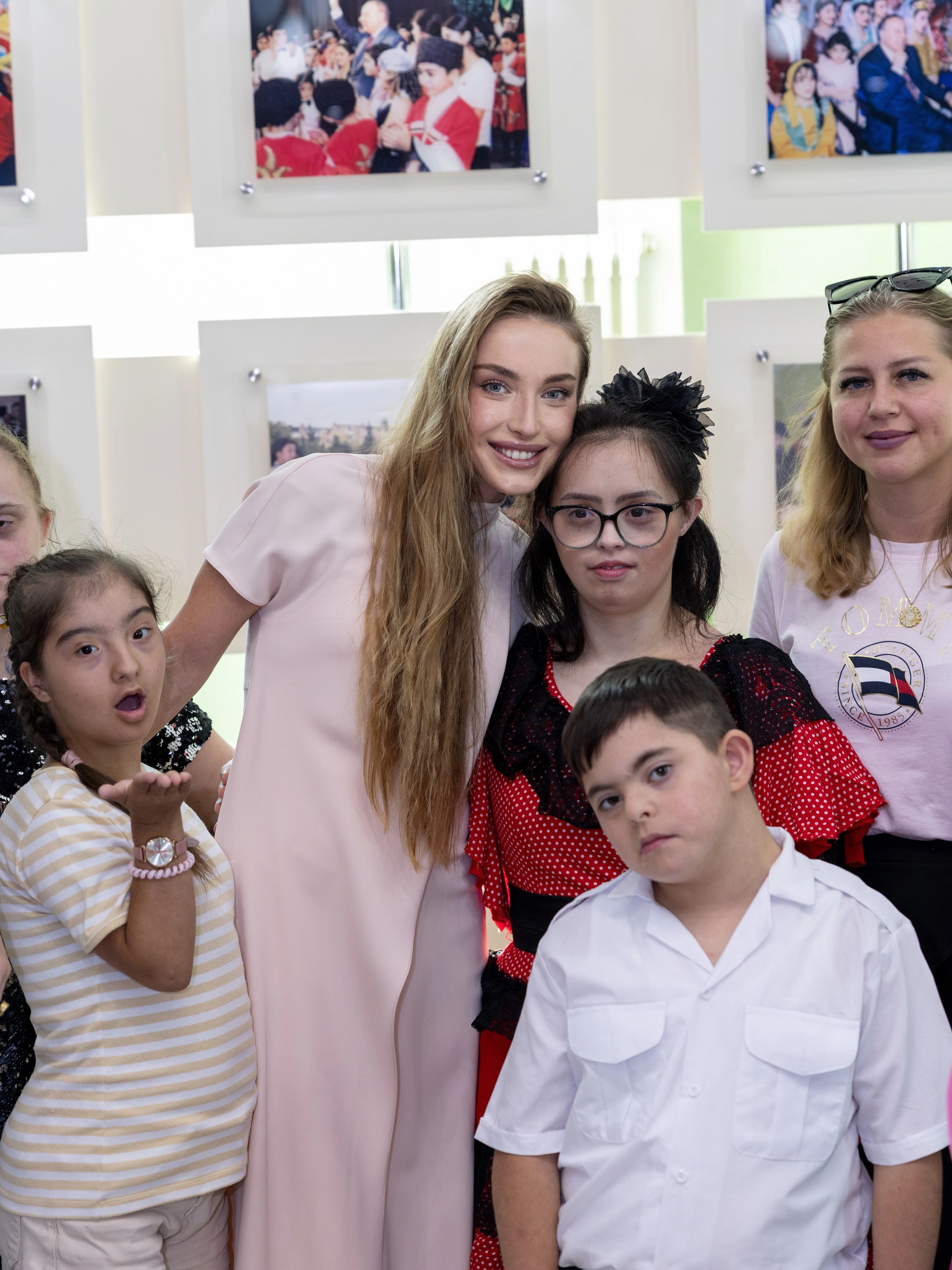 Alyona Əliyeva xüsusi qayğıya ehtiyacı olan uşaqlarla - Fotolar