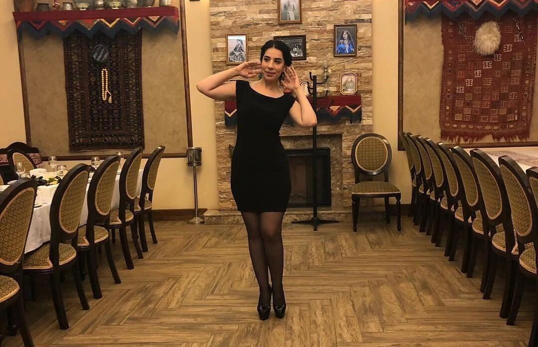 Xalq artistinin müğənni qızı geyimi ilə müzakirə yaratdı (Video)