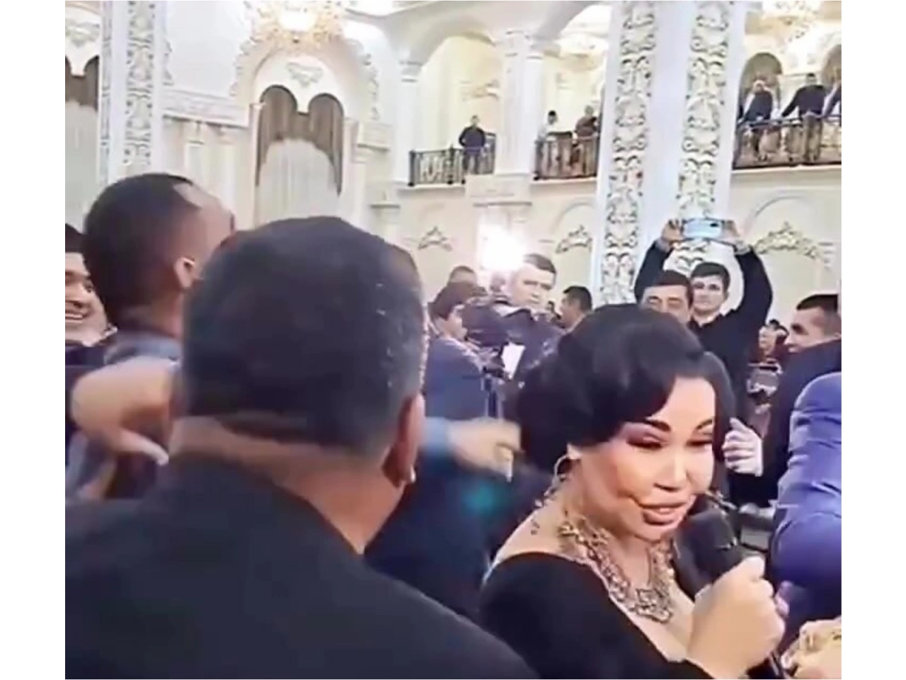 Türkmənistanda toyda müğənniyə hərəkət onu əsəbləşdirdi - (Video)