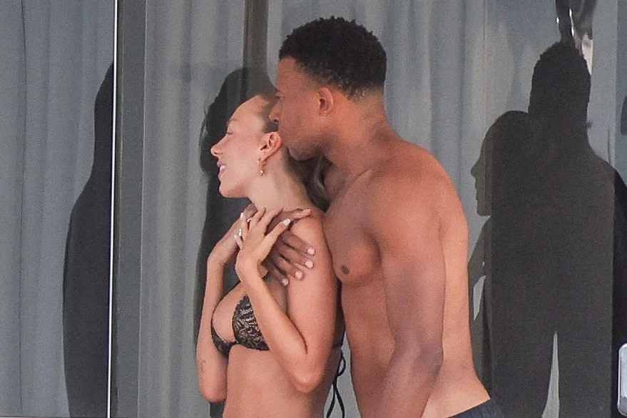 Mbappe sevgilisi ilə dodaq-dodağa - (Fotolar)