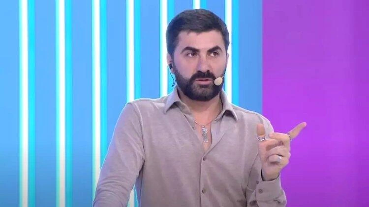 Zaur Baxşəliyev: "Burada xoş söz yazır, o tərəfdə söyürlər"