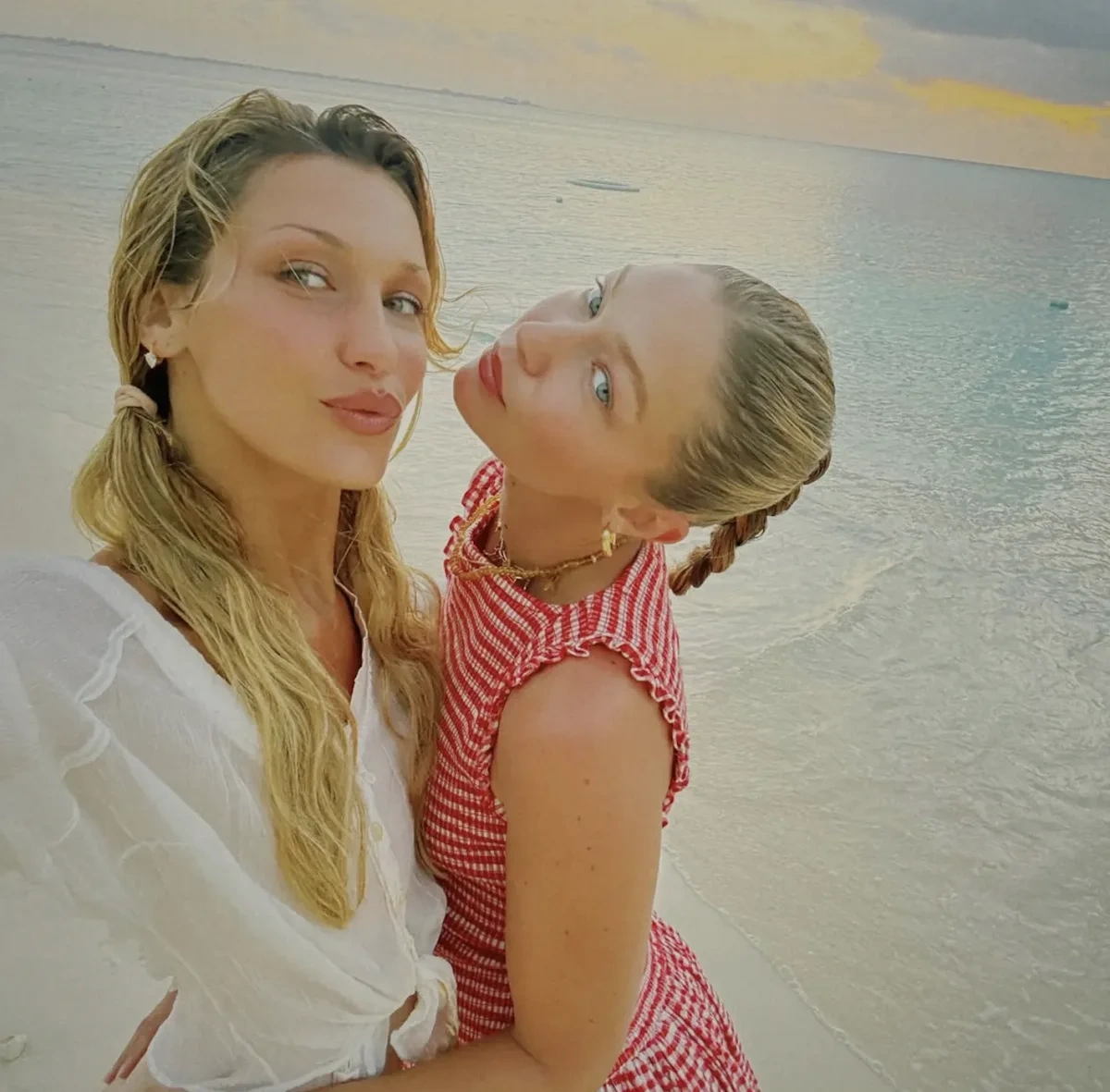Cici Hadid qızı və bacısı ilə tətildə