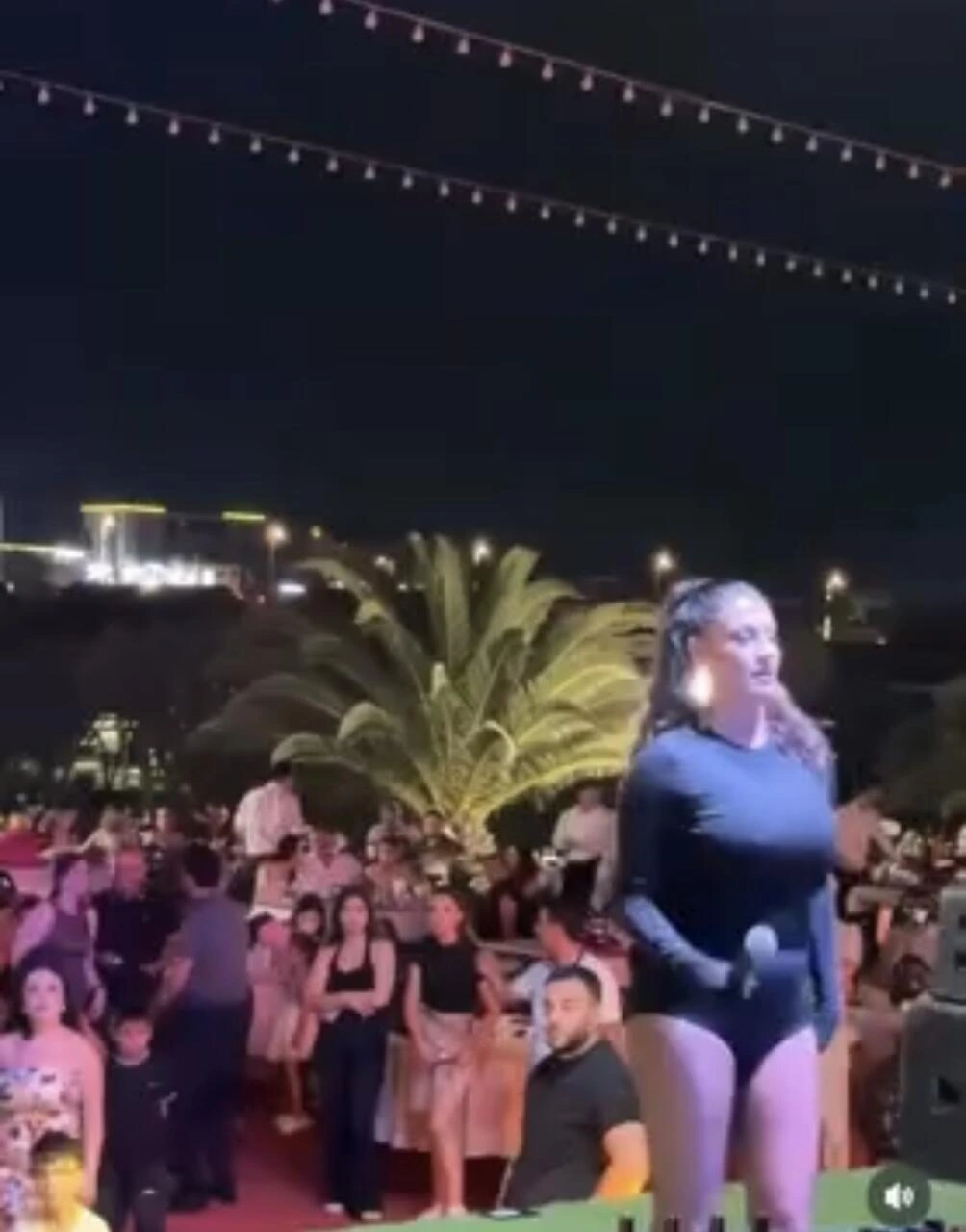 Tuğba Ekinçinin Bakıda səhnə geyimi diqqət çəkdi - (Video)