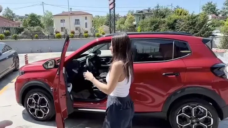 Çakaldan bacısına milyonluq hədiyyə