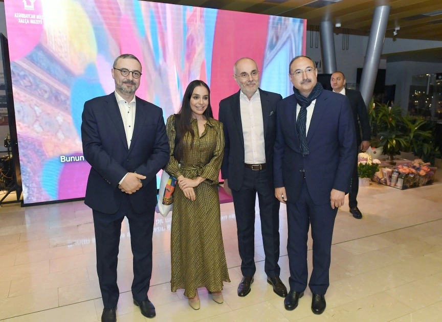 Leyla və Alena Əliyevalar sərgidə - Fotolar