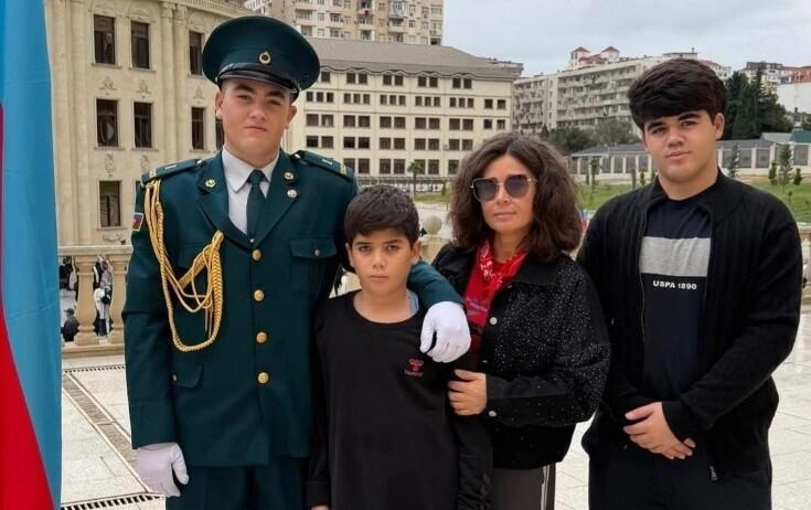 Elnarə Xəlilova oğulları ilə - (Foto)