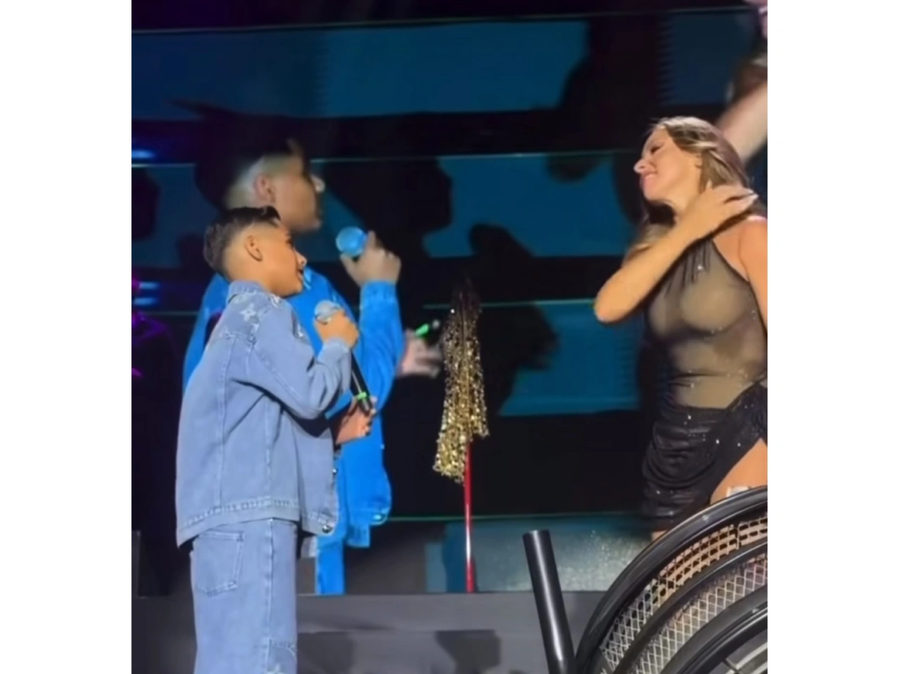 Hadisənin Antalya konsertində sürprizi: Onu səhnəyə çıxardı - (Video)