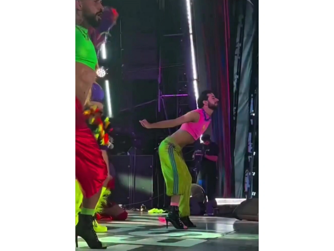 Xalq artistinin konsertində rəqqasların geyimi müzakirə yaratdı - (Video)