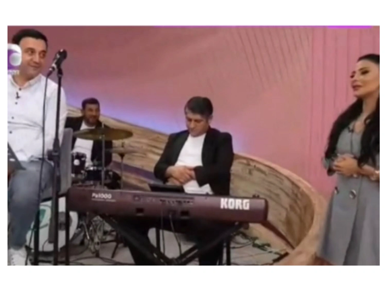 Vüsalə efirdə yuxulayan musiqiçini belə oyatdı - (Video)