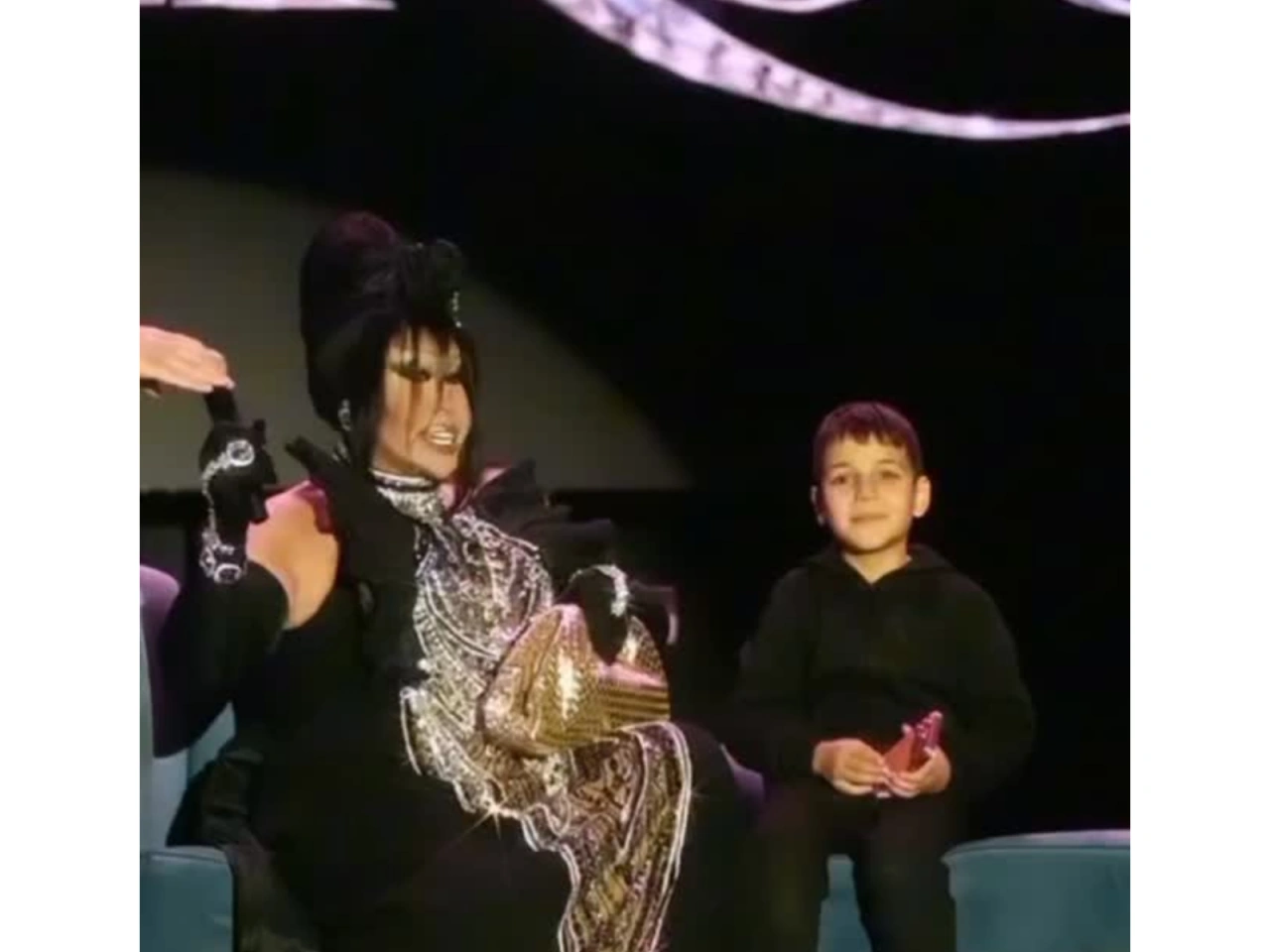 Bülent Ersoydan balaca fanatlarına böyük jest: "Paçka” pulları işə saldı - (Video)