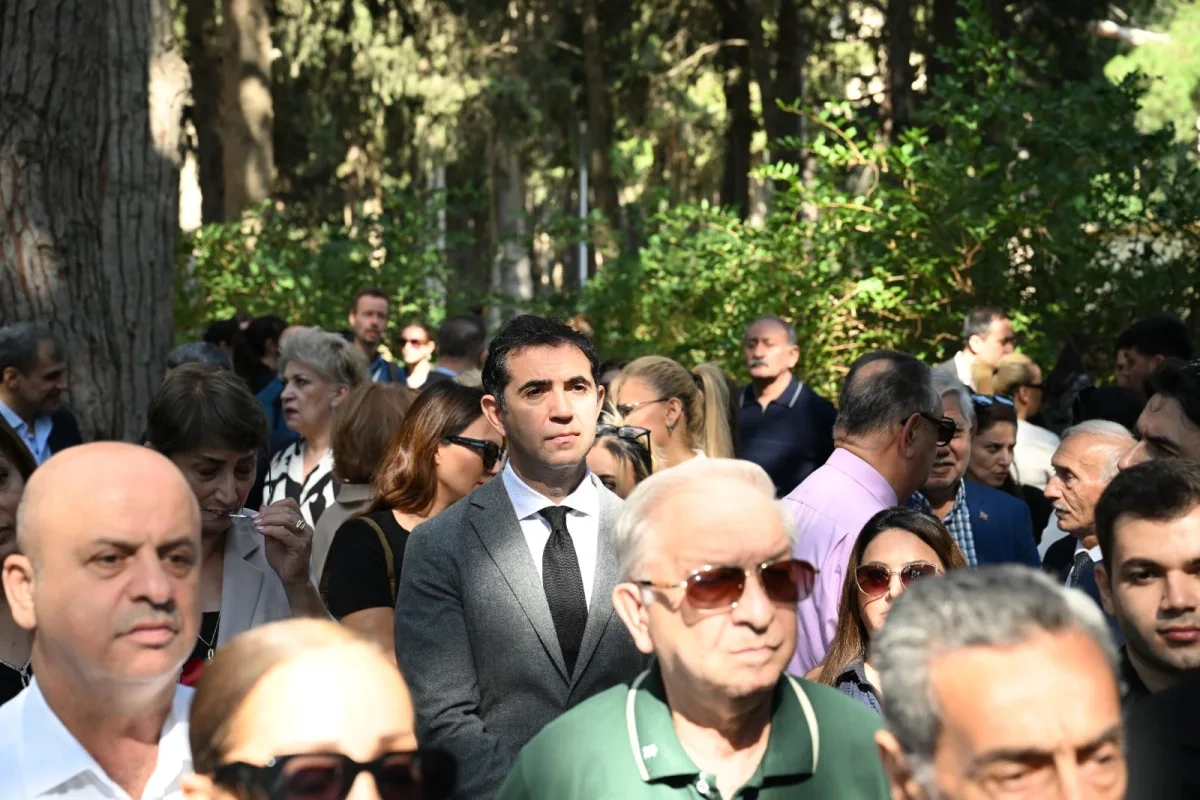 Üzeyir Hacıbəylinin məzarı ziyarət olundu