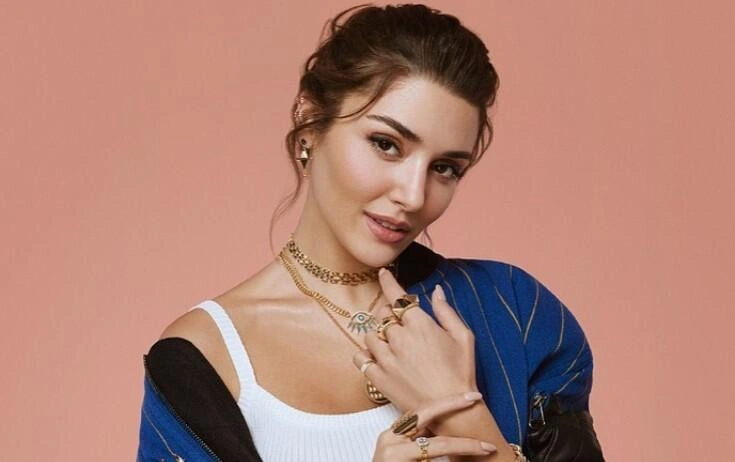 Hande Erçel iranlı rejissorun filmində baş rolu canlandıracaq