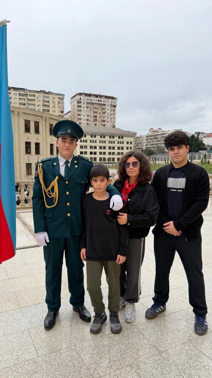 Elnarə Xəlilova oğulları ilə - (Foto)