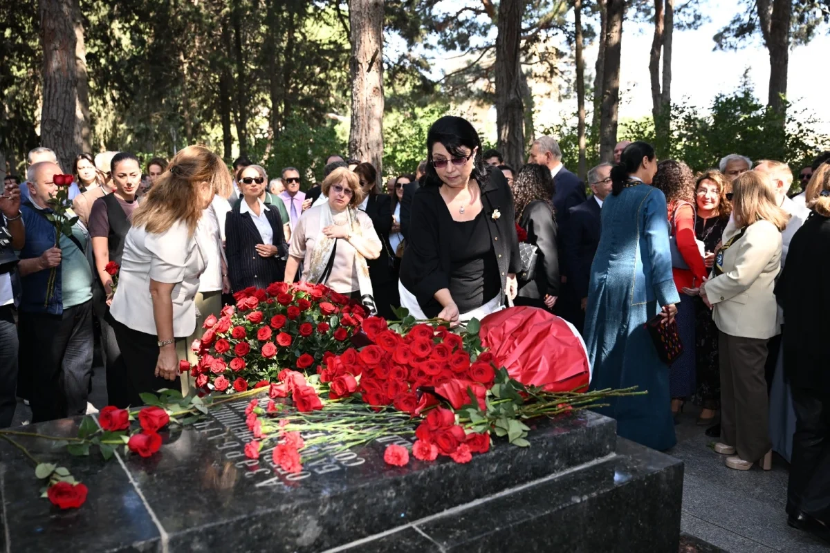 Üzeyir Hacıbəylinin məzarı ziyarət olundu