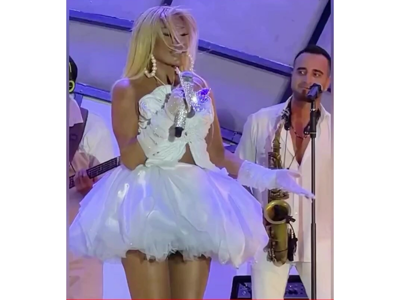 Xalq artistinin səhnə geyimi müzakirələrə səbəb oldu – (Video)