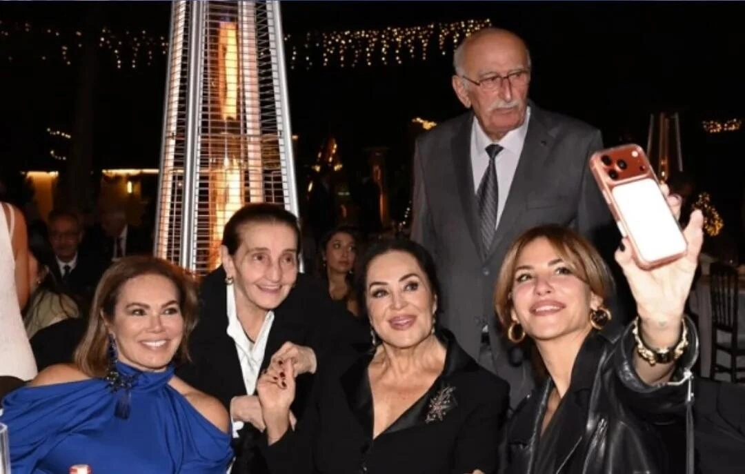 Türkan Şoray bacıları ilə - (Foto)