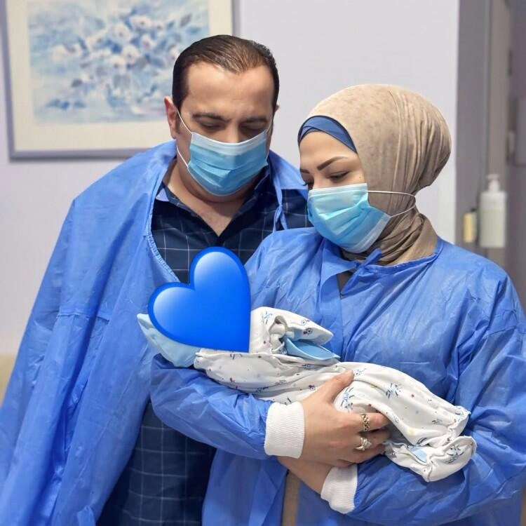 Xalq artisti yeni doğulan nəvəsi ilə - FOTO