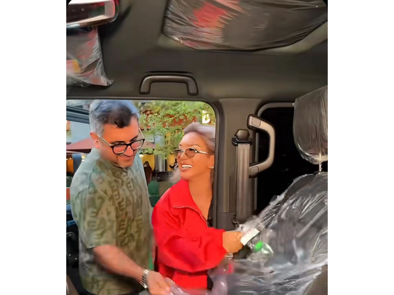 Aparıcı Çinarə həkim ərinin yeni bahalı maşınını nümayiş etdirdi - (Video)
