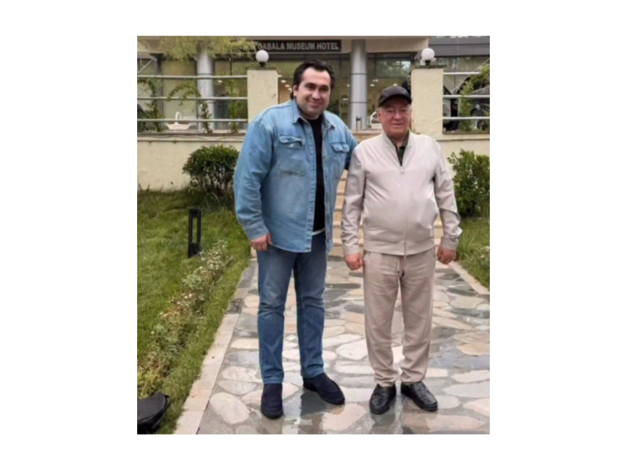 Əməkdar artist Kəmaləddin Heydərovun bəstəsini onun üçün canlı oxudu - (Video)