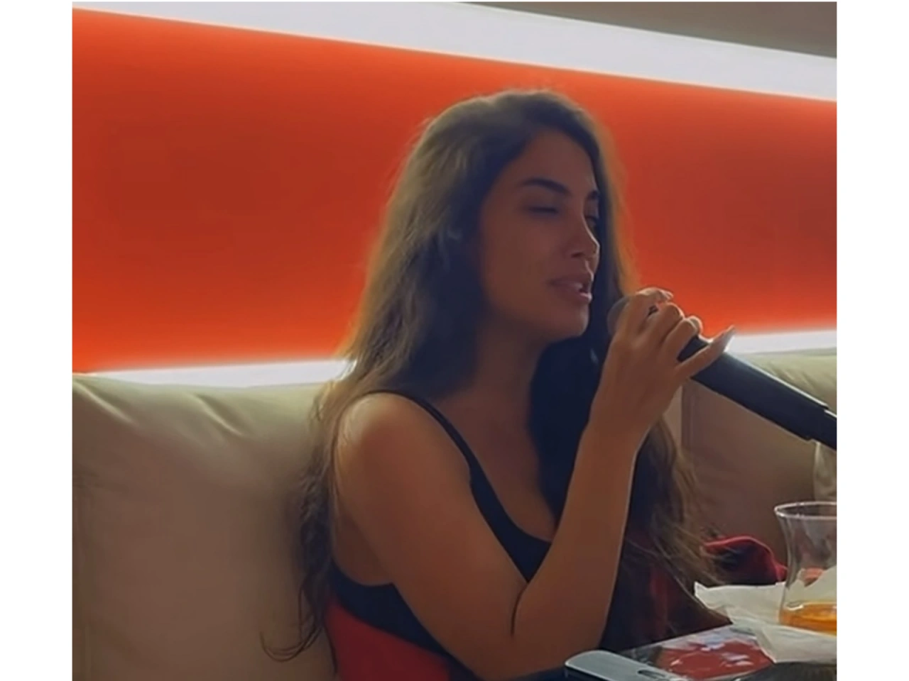 Sevil-Sevincin müzakirə yaradan görüntüsü - (Video)