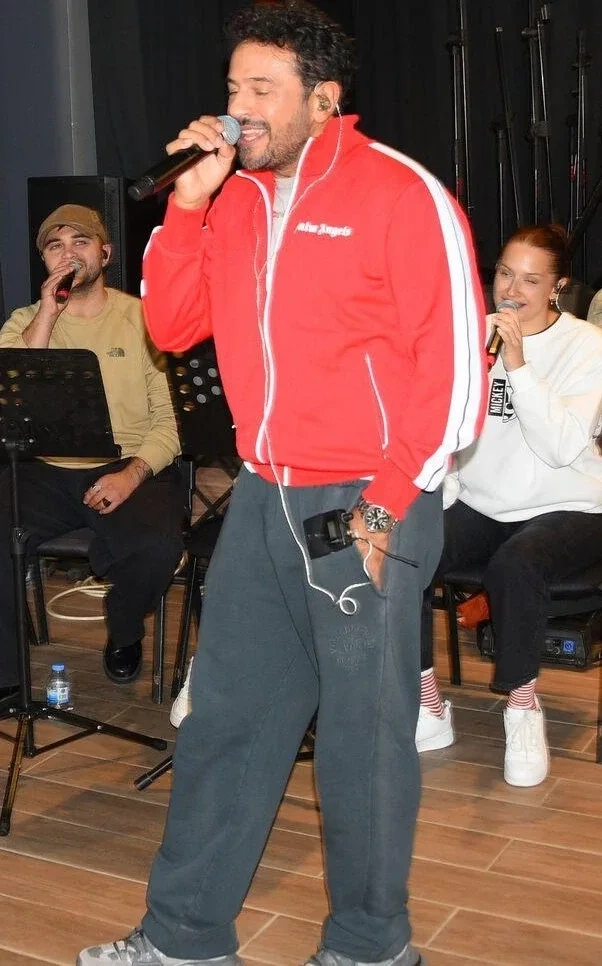 Sevgilisindən Emre Altuğa dəstək