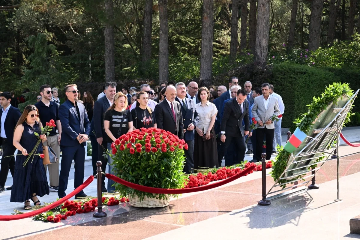 Üzeyir Hacıbəylinin məzarı ziyarət olundu
