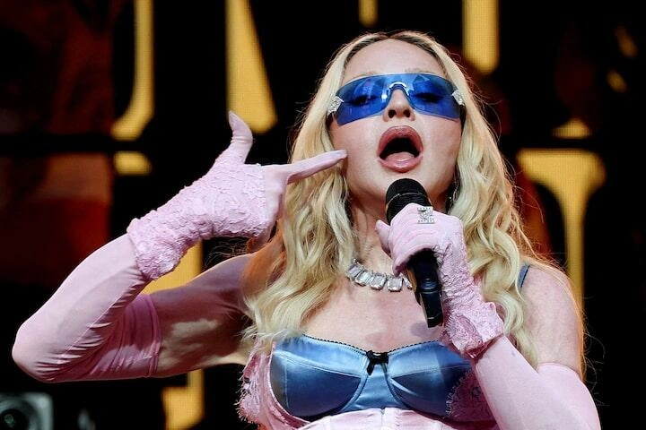 67 yaşlı Madonna gənc qızlara meydan oxuyur - (Video)