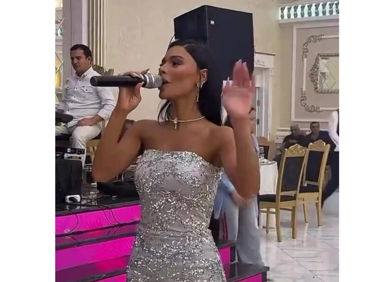 Aysunun toyda canlı ifası müzakirə yaratdı - (Video)