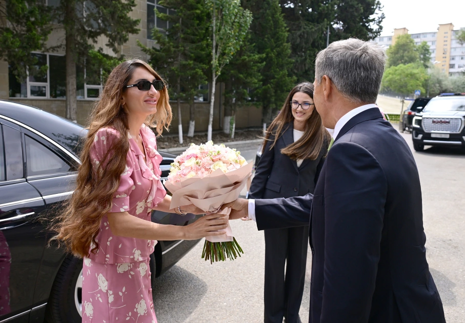 Mehriban Əliyeva qızları ilə açılışda - Fotolar