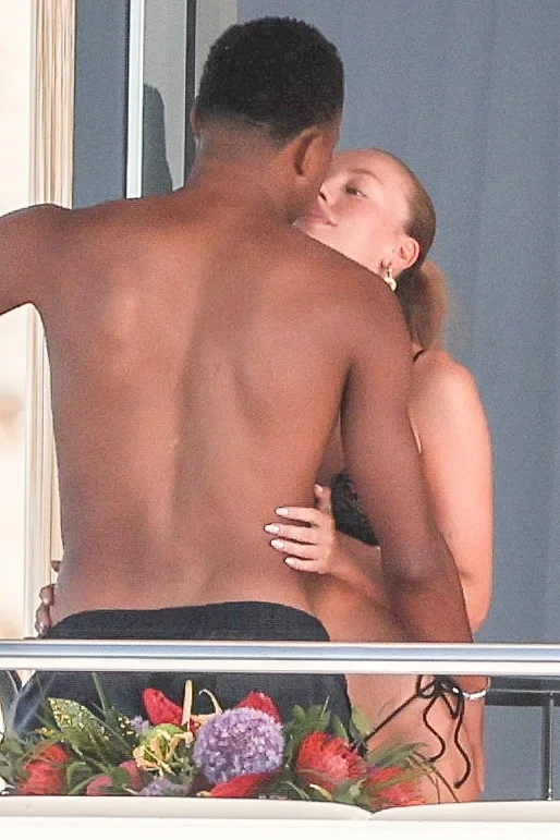 Mbappe sevgilisi ilə dodaq-dodağa - (Fotolar)