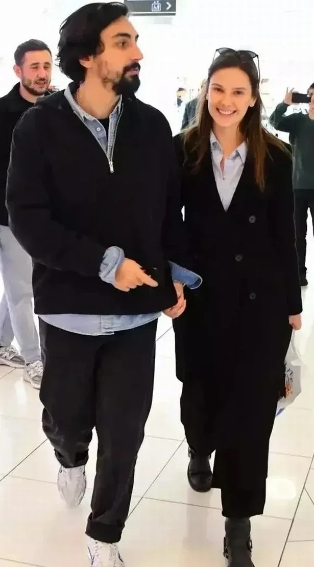 Artıq hamilə olduğu görünür