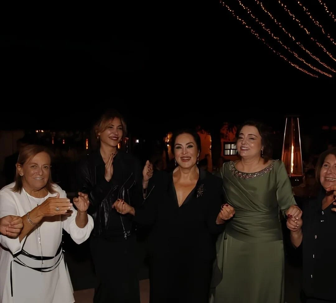 Türkan Şoray bacıları ilə - (Foto)