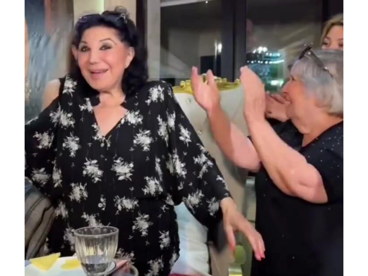 85 yaşlı Flora Kərimova ad günündə kövrəldi, səhhətində problem olsa da, rəqs etdi - (Video)
