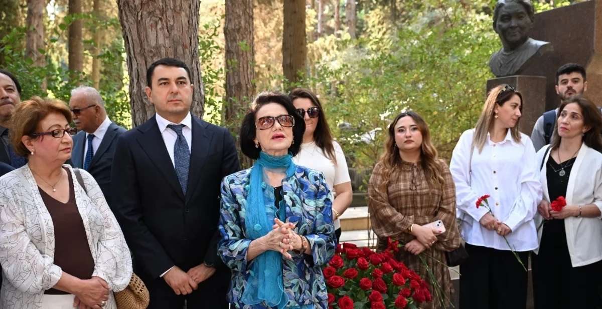 Üzeyir Hacıbəylinin məzarı ziyarət olundu