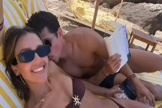 Doğuşdan sonra ilk dəfə qırmızı xalçada göründü - (Foto)