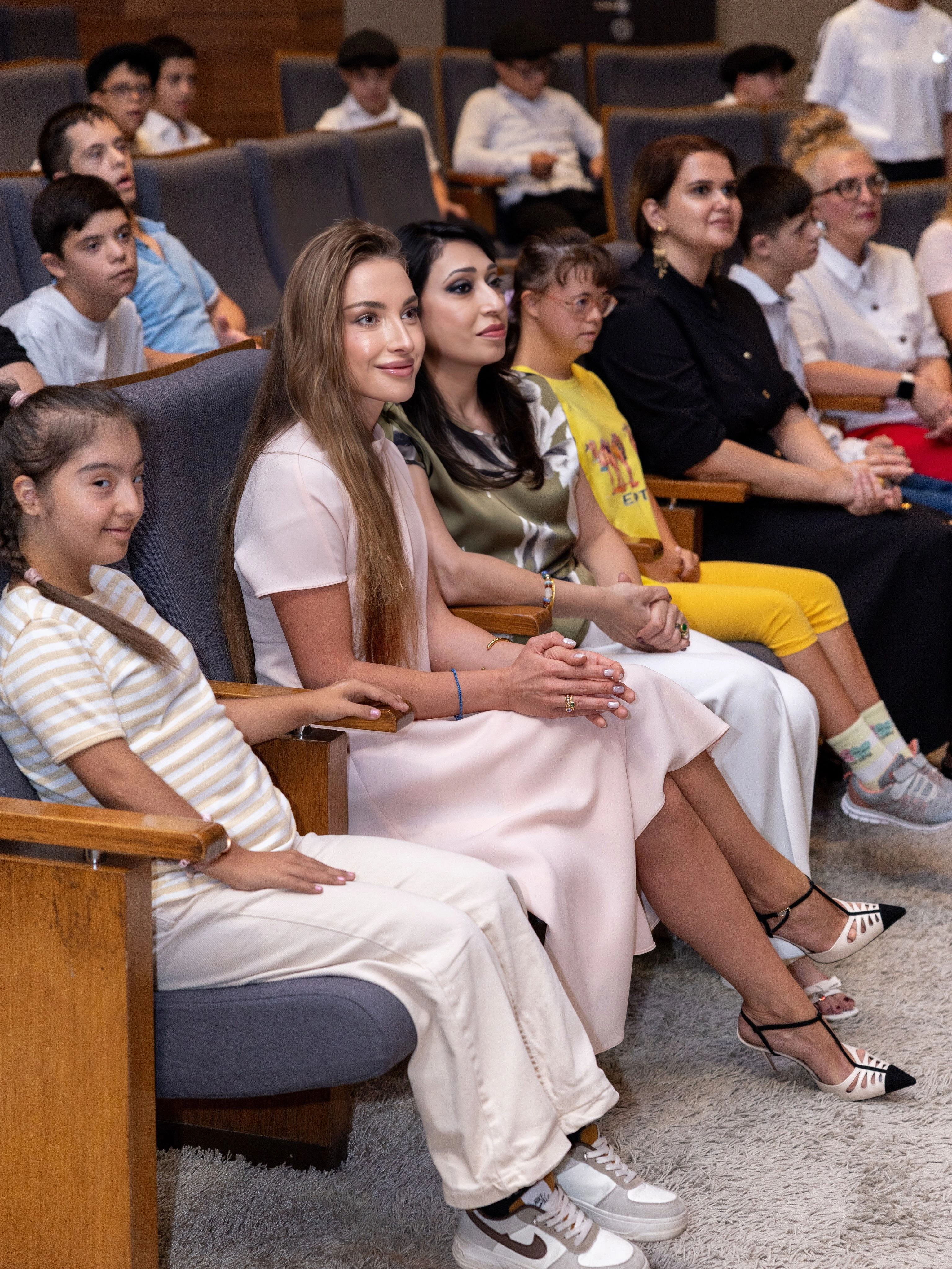 Alyona Əliyeva xüsusi qayğıya ehtiyacı olan uşaqlarla - Fotolar