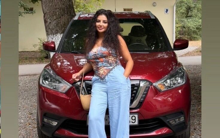 Xəyalə Quliyeva “Maşın şou”da qazandığı avtomobillə foto paylaşdı