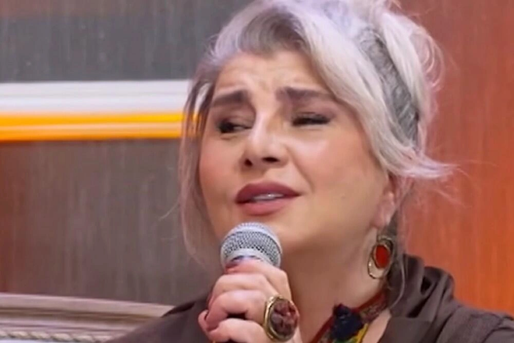 Türkiyəli aktrisa “Sənə də qalmaz” oxudu - (Video)