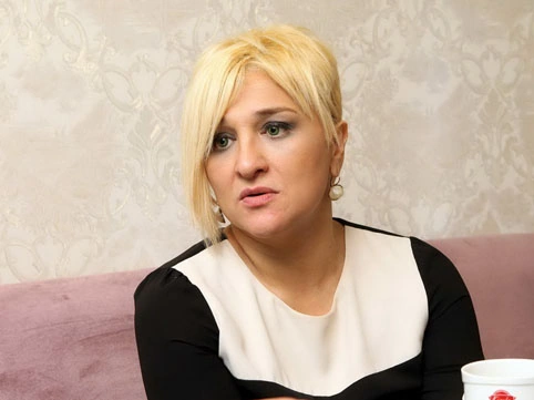 Mətanət Əliverdiyeva efirdə göz yaşları tökdü - Əməkdar artist köməyə gəldi - (Video)