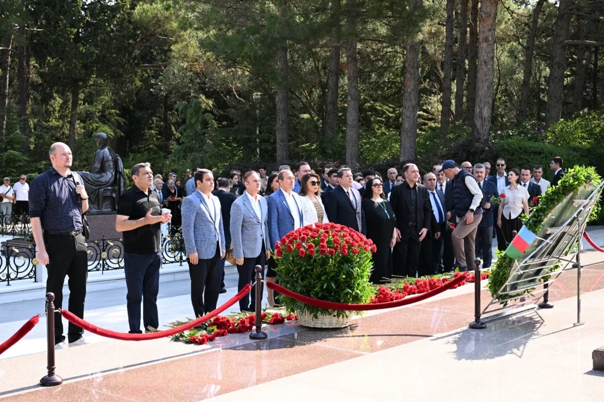 Üzeyir Hacıbəylinin məzarı ziyarət olundu