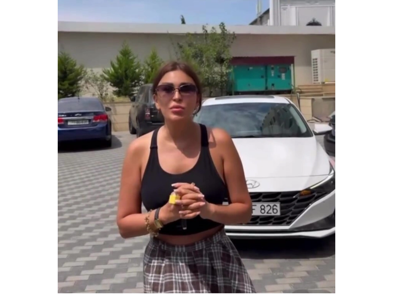 Ülviyyə Namazova tələbə olan qızına 50 min manatlıq maşın hədiyyə etdi – (Video)