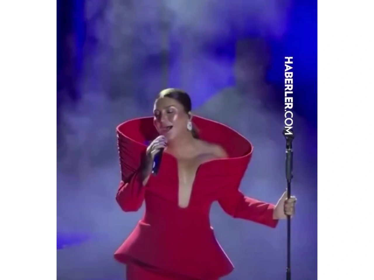 Sibel Canın səhnə geyimi müzakirələrə səbəb oldu – (Video)