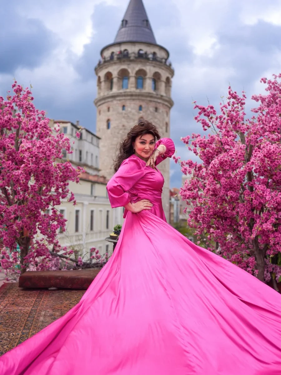 Xalq artisti İstanbulda fotosessiya etdirdi
