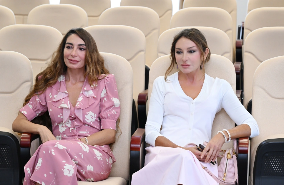 Mehriban Əliyeva qızları ilə açılışda - Fotolar