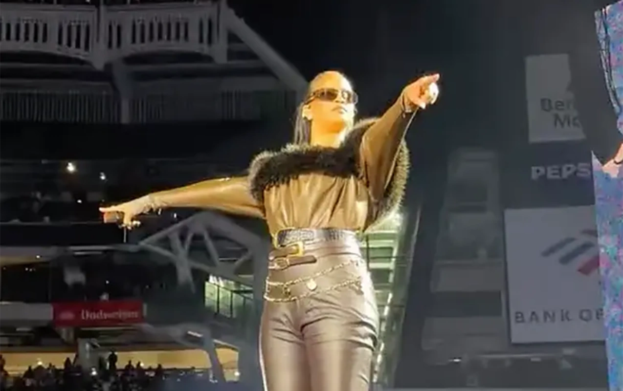 Rihanna illər sonra səhnəyə qayıtdı - (Video)