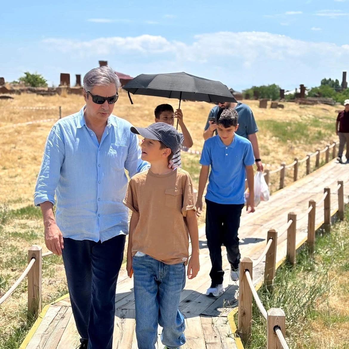 "Polat Alemdar" oğulları ilə fotolarını yaydı