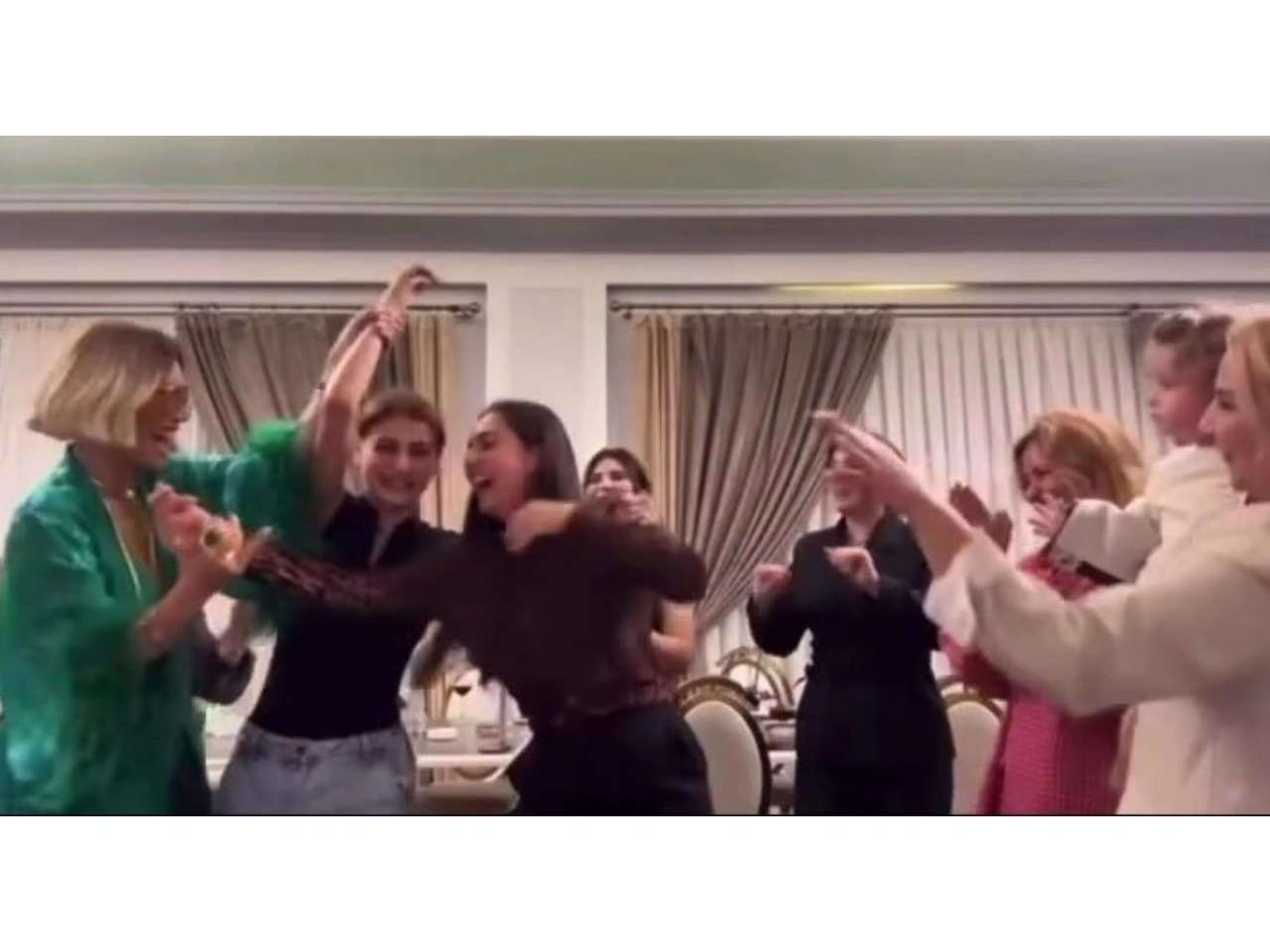 Röya gəlinləri və dostları ilə rəqsi diqqət çəkdi - (Video)