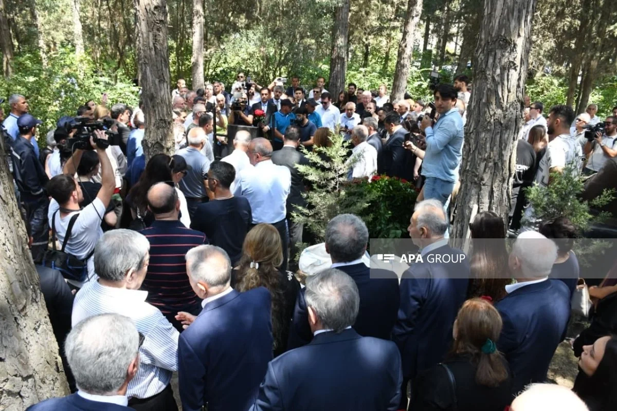 Yerə söykədilər mərmər üzünü... - Fotolar