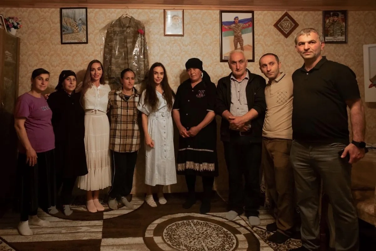 Prezidentin qızları Lənkəranda şəhid ailəsini ziyarət etdi