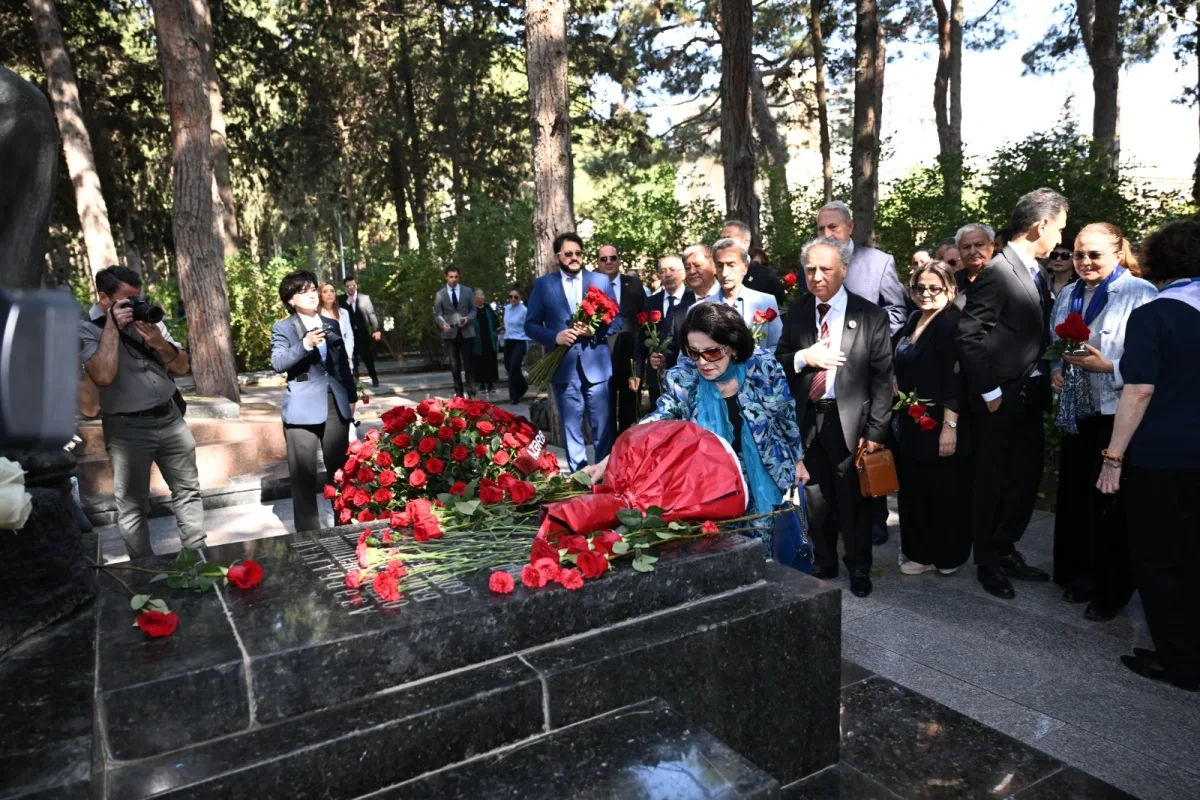 Üzeyir Hacıbəylinin məzarı ziyarət olundu